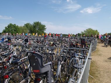 Een volle fietsenstalling op het Schorriemorrie-festival.