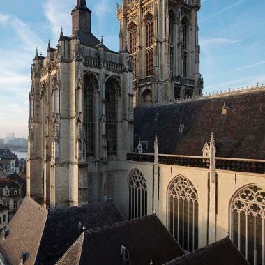 De torens van de Onze-Lieve-Vrouwekathedraal met lucht en de binnenstad op de achtergrond