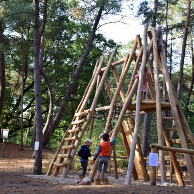 Kinderen op een speeltoestel in Hoge Mouw