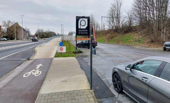 Afbeelding met tekst, buitenshuis, weg, hemel

Automatisch gegenereerde beschrijving