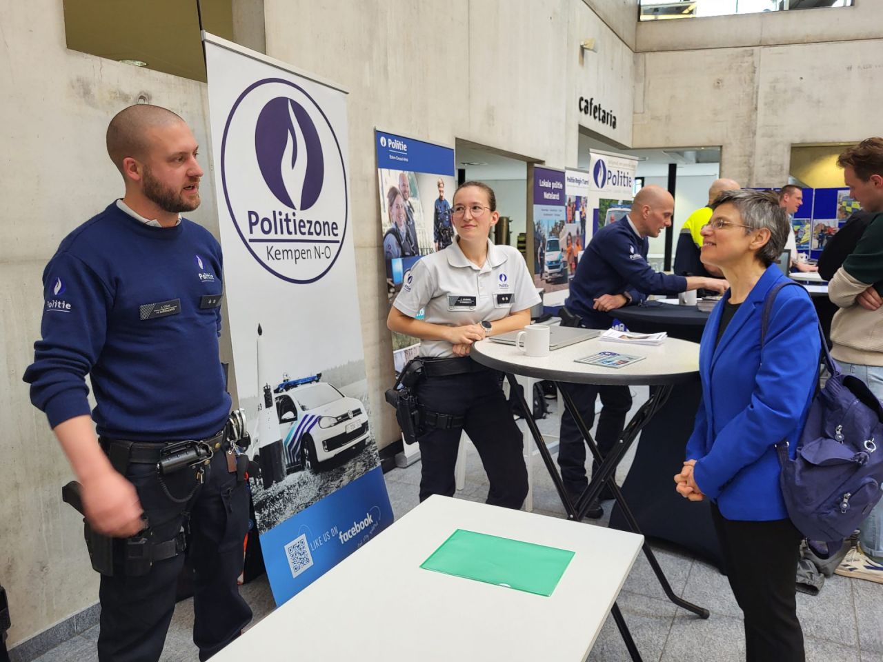 Jobdag politie - gouverneur Cathy Berx bezoekt infomarkt