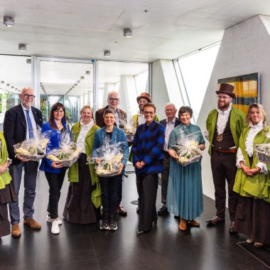 Overhandiging asperges - groepsfoto met deputatie