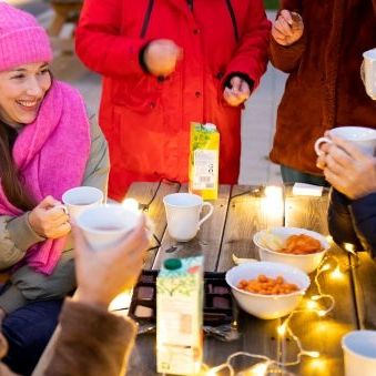 Buren die samen iets drinken