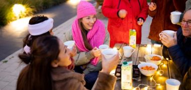 Buren die samen iets drinken