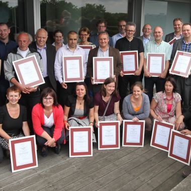 Provinciale scholen poseren met hun ISO-certificaat (2013)