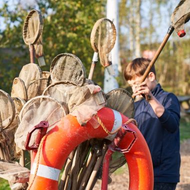 Leerling neemt een schepnetje