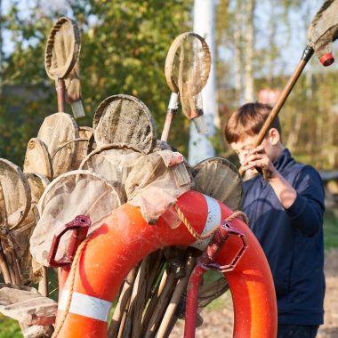 Leerling neemt een schepnetje