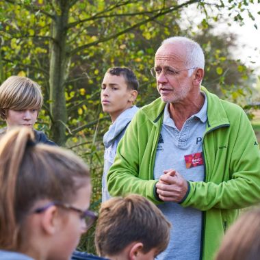 Begeleider geeft uitleg bij veldwerk water