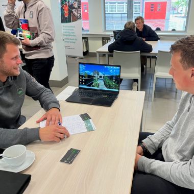 Leerling en tuinaanlegger op jobdag PTS Mechelen