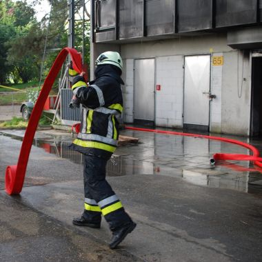 Brandweerman rolt slang uit