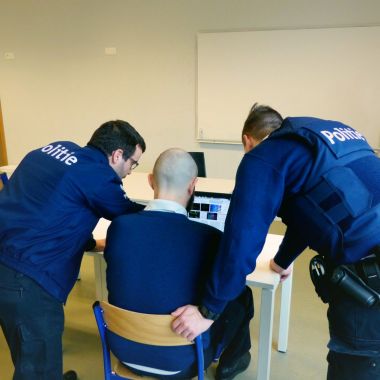 politie in leslokaal