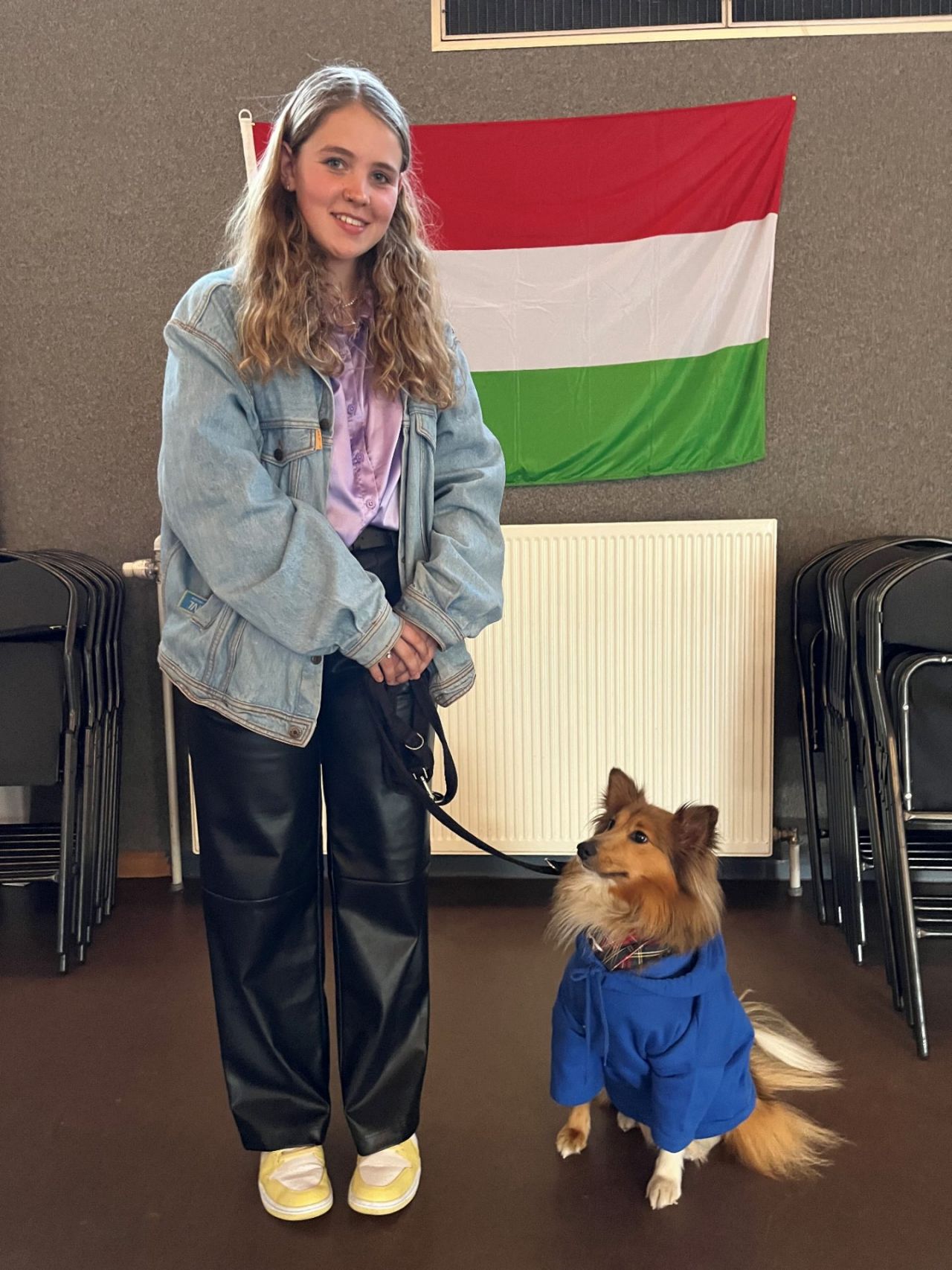 Leerling Merel met assistentiehond Nala