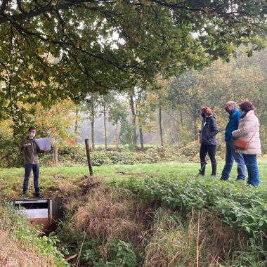 Mensen overleggen bij een beek