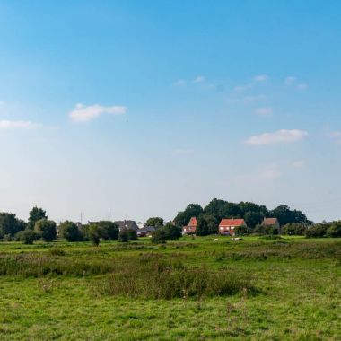 De Fortvlakte zoals ze er nu bij ligt: een afgesloten grasvlakte, die niet toegankelijk is.