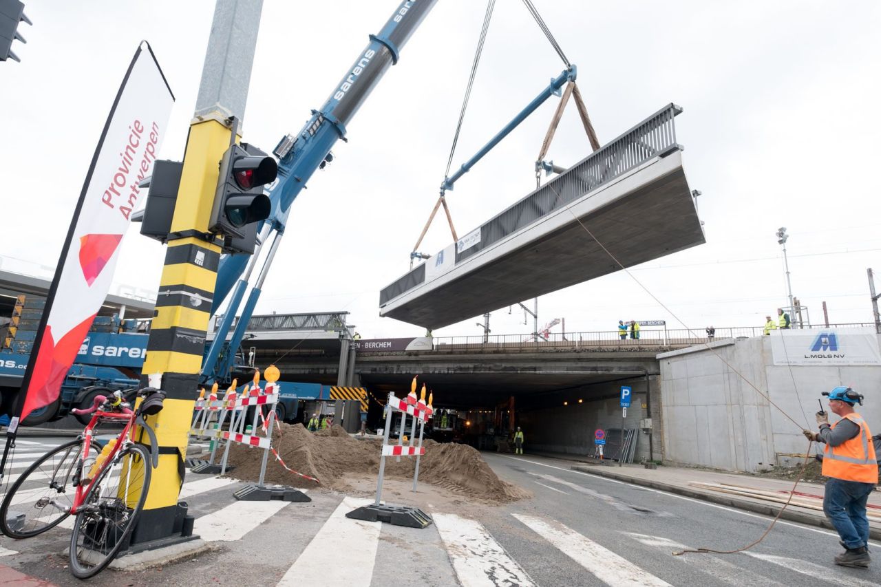 kraan hijst fietsbrug over Singel in Berchem