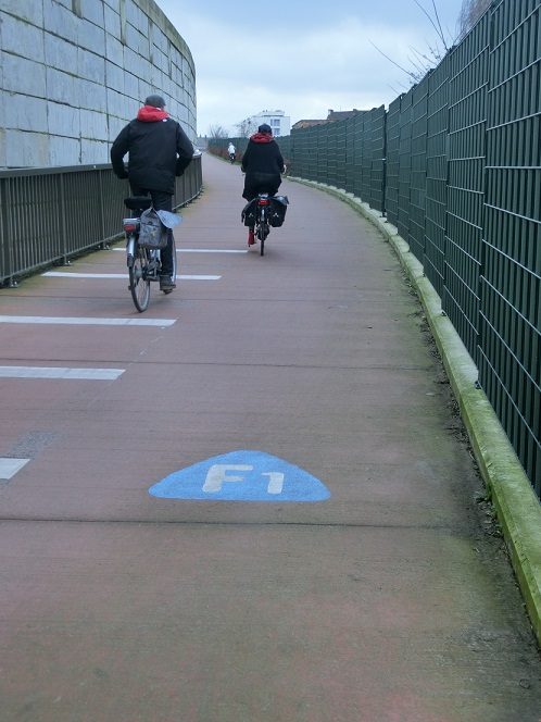 F-logo op fietsostrade F1 Antwerpen-Mechelen