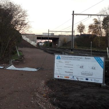 De werken aan de fietstunnel onder de ring van Geel, onderdeel van de fietsostrade F105 Herentals-Balen, zijn gestart