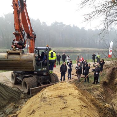 Eerste spadesteek fietsbrug over kanaal Bocholt-Herentals