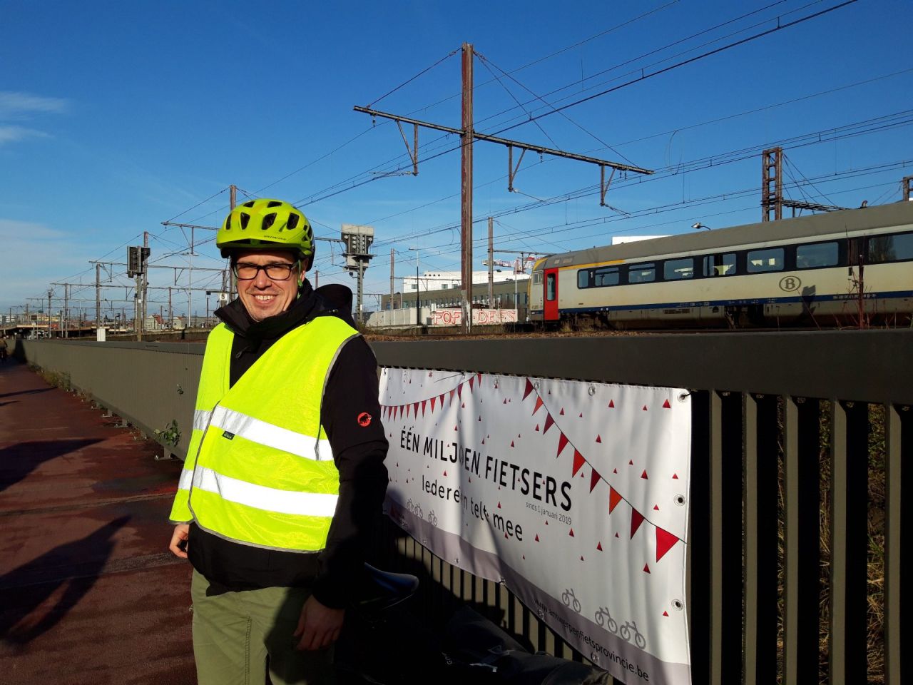 David Giuliani als miljoenste fietser van 2019 op fietsbrug in Berchem