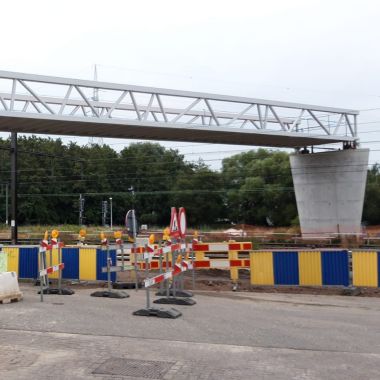 Eerste brugdeel van de fietsbrub over de sporen aan het station van Lier ligt op z'n plaats