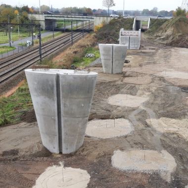 De drie brugdelen verbinden de fietsbrug over de sporenbundel met de fietstunnel onder de ring van Lier 