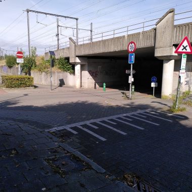 Tijdens het proefproject hebben fietsers op de fietsostrade F1 Antwerpen-Mechelen voorrang op dit kruispunt 