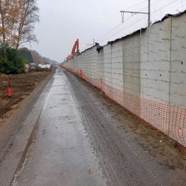 In de Spoorwegstraat startte de aannemer met het plaatsen van keermuren 