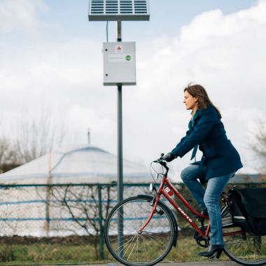 Een fietser rijdt over de telslang bij een vast telapparaat.