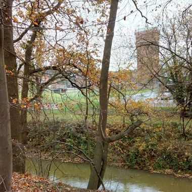 Foto van een deel van het gebied Bruggenbeemd in Herentals, met de Kleine Nete en voetbalclub