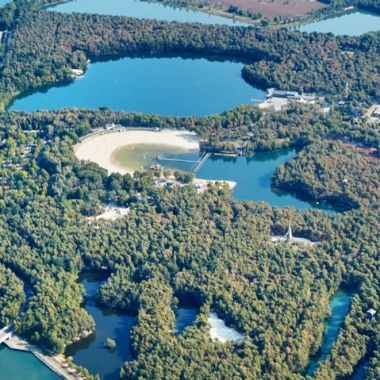 Luchtfoto met zicht op het Zilvermeer en omliggende meren en bosgebieden. 