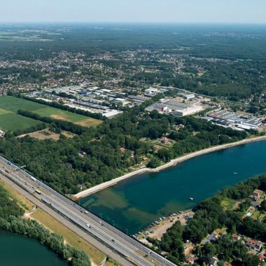 Luchtfoto bedrijventerreinen Kloosterveld en De Zwaan, woonkern, landbouwgebied, snelweg E19 en E10-plas