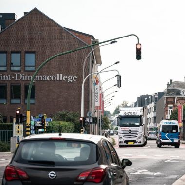 Verkeer in centrum Geel, vlakbij het Sint Dimpnacollege.