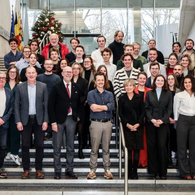 Groepsfoto van de masterstudenten en de jury