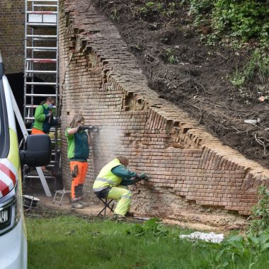 Maatwerkers renoveren een tunnelmuur