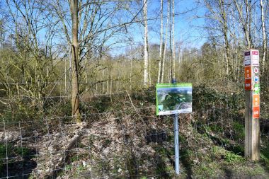 Op sommige plaatsen is het stort onder de Kleiputten Terhagen zichtbaar