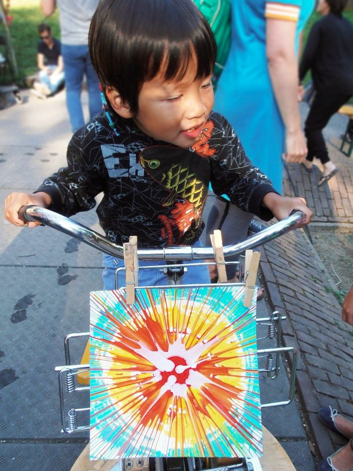 Een schilderij droogt op de fiets!