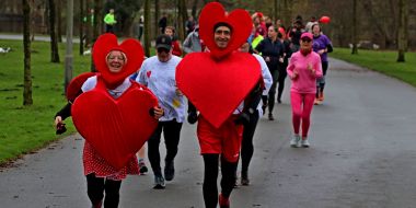 Verklede lopers tijdens de Valentijnrun