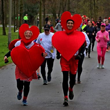 Verklede lopers tijdens de Valentijnrun