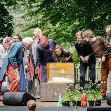 Vertellers zoeken verhalen tijdens het Vertelfeest