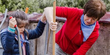 Vrijwilliger aan de slag op de Kinderboerderij