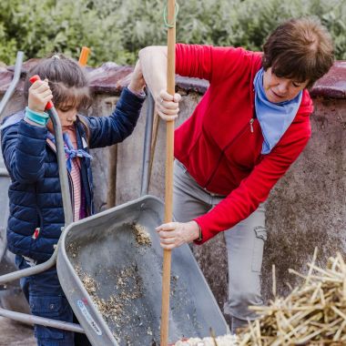 Vrijwilliger aan de slag op de Kinderboerderij