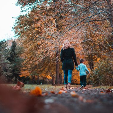 Vrouw en kind op wandel in een herfstig bos