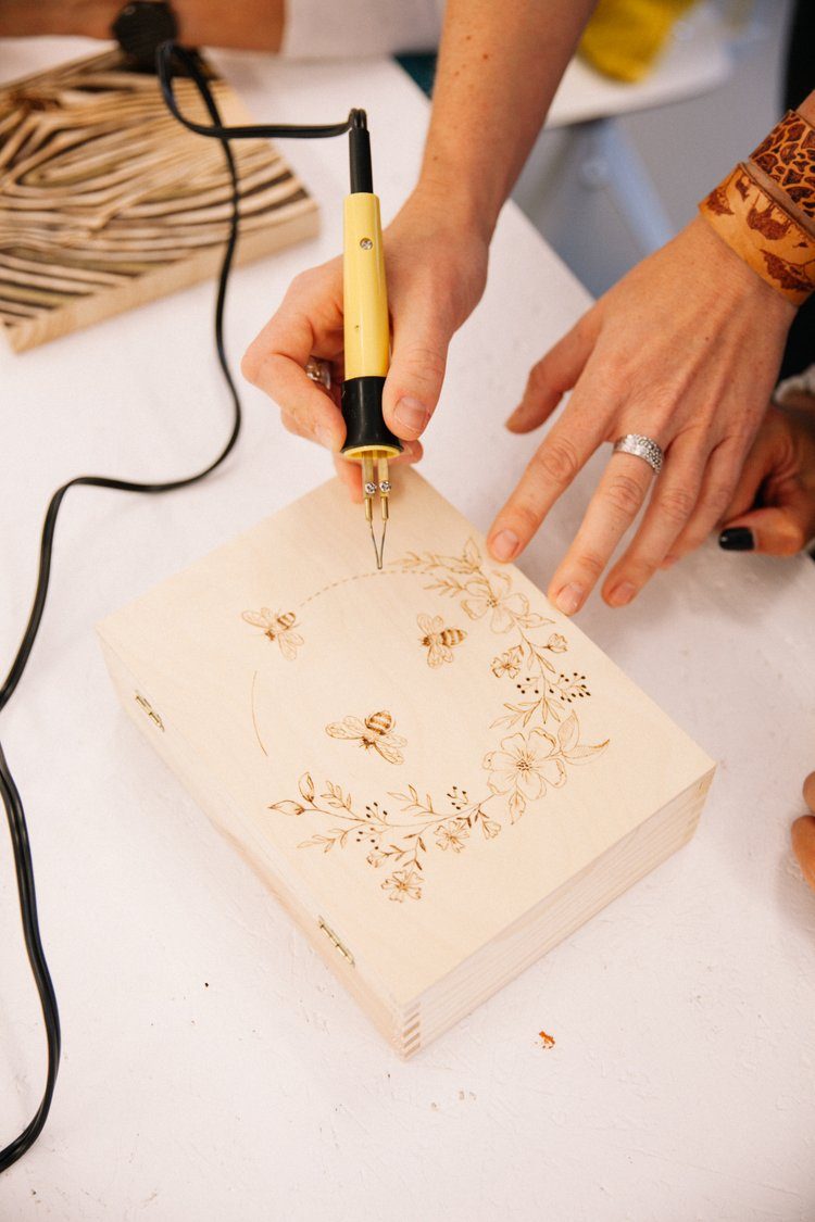 Pyrografie op een houten bord