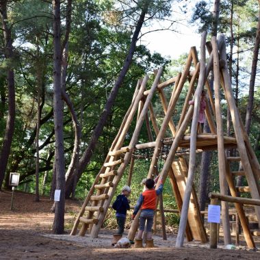 Kinderen op een speeltoestel in Hoge Mouw