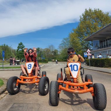 Buitenspeeldag - kinderen in go-carts