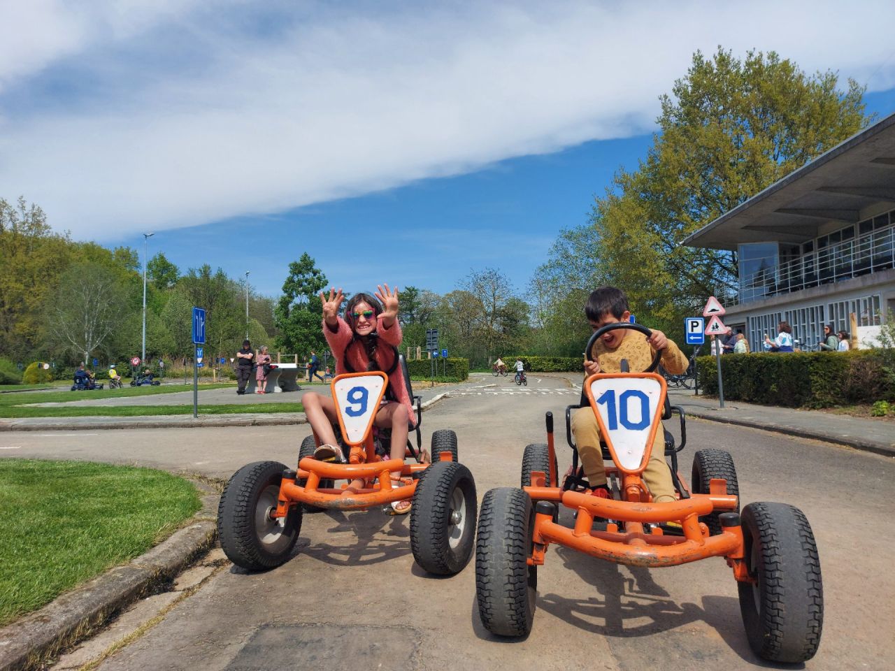 Buitenspeeldag - kinderen in go-carts