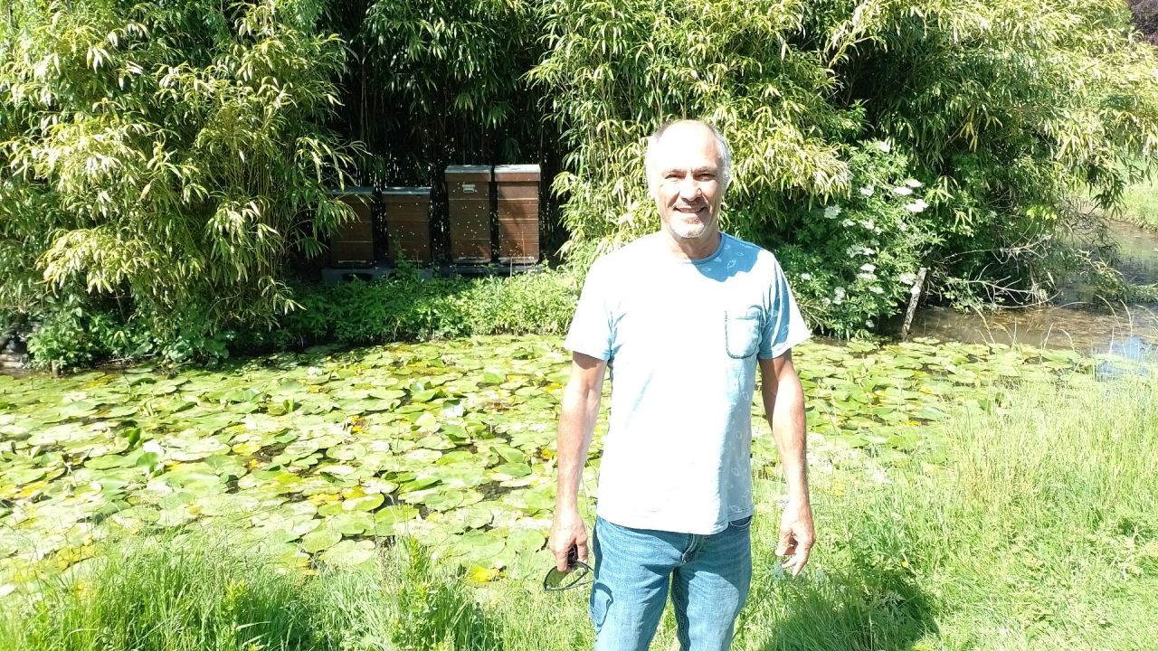 Parkimker Rodney voor de bijenkasten in het Vrijbroekpark