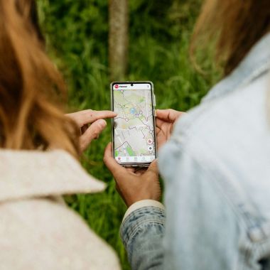 Dames bekijken wandelapp op smartphone