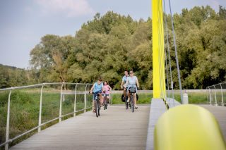 gezin fietsend op de Netebrug