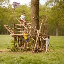 Spelende kinderen die een kamp bouwen